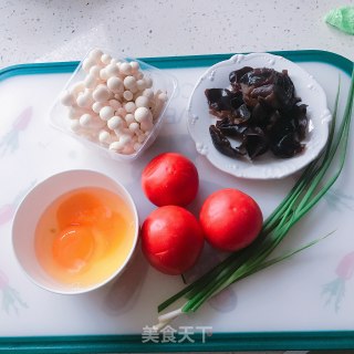 白玉菇鸡蛋木耳炒西红柿的做法步骤：1