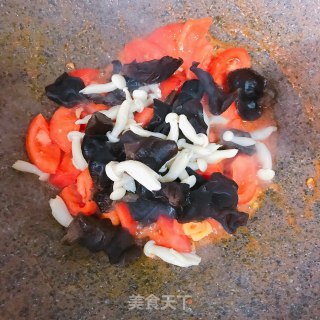 白玉菇鸡蛋木耳炒西红柿的做法步骤：8