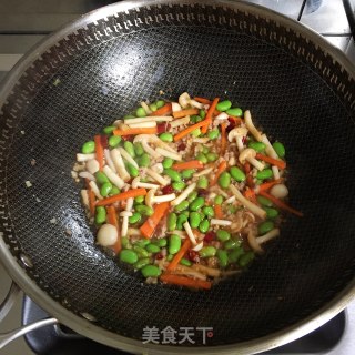 白玉菇炒毛豆的做法步骤：5