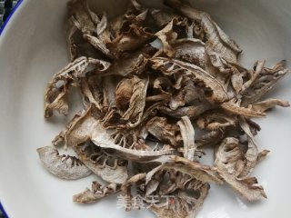笋干炖鸡块的做法步骤：1