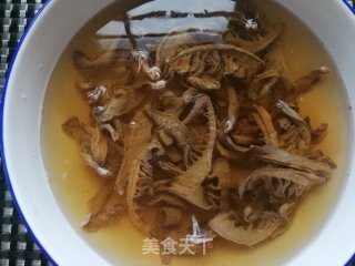 笋干炖鸡块的做法步骤：2