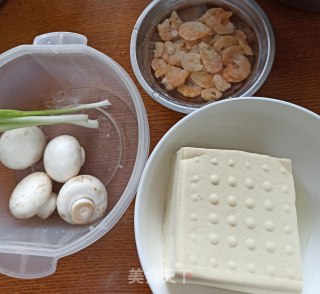 葱香海米蘑菇烧豆腐的做法步骤：1