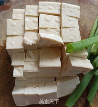 葱香海米蘑菇烧豆腐的做法步骤：2