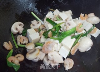 葱香海米蘑菇烧豆腐的做法步骤：4