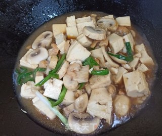 葱香海米蘑菇烧豆腐的做法步骤：5