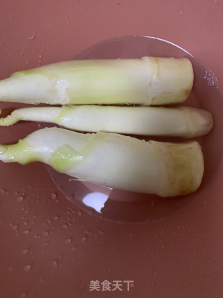 油焖茭白的做法步骤：1