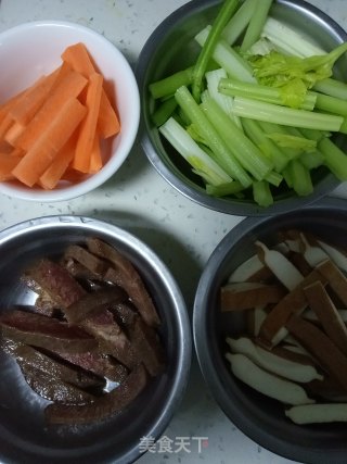 芹菜豆干炒牛排的做法步骤：1