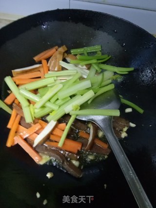 芹菜豆干炒牛排的做法步骤：3