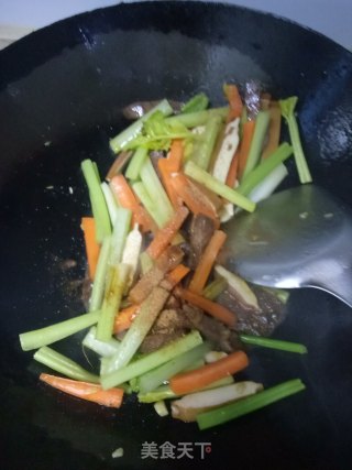 芹菜豆干炒牛排的做法步骤：4