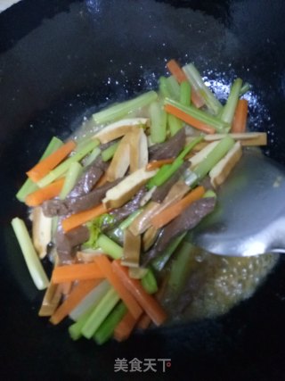 芹菜豆干炒牛排的做法步骤：5