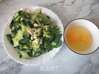 油菜炒鸡蛋的做法步骤：1