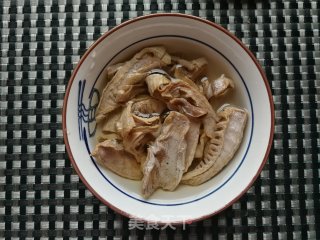 螺丝椒炒笋干的做法步骤：1