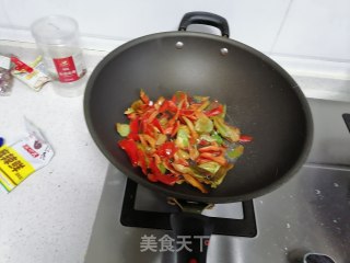 红椒炒干丝的做法步骤：2