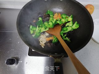 西兰花炒时蔬的做法步骤：6