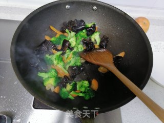 西兰花炒时蔬的做法步骤：7