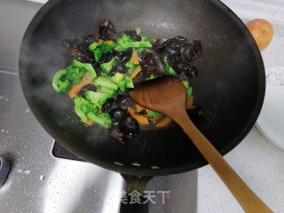 西兰花炒时蔬的做法步骤：8