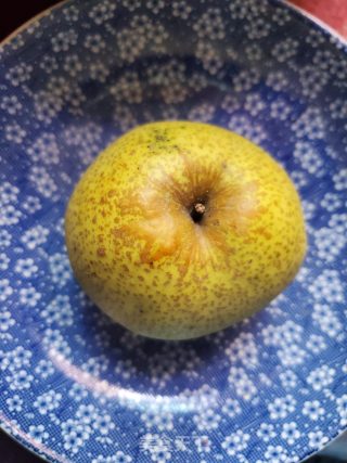 冰糖炖雪梨的做法步骤：1
