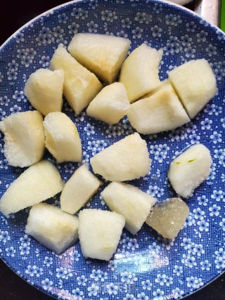 冰糖炖雪梨的做法步骤：2