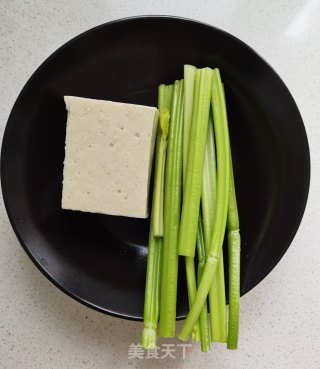 西芹千叶豆腐的做法步骤：1