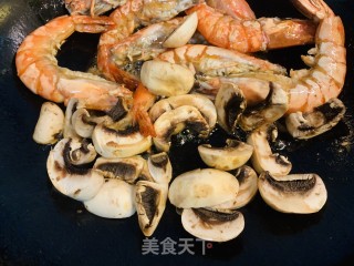 火麻仁口蘑龙虎虾的做法步骤：3