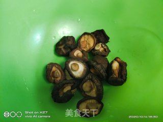 鸡肉香菇腐皮汤的做法步骤：3
