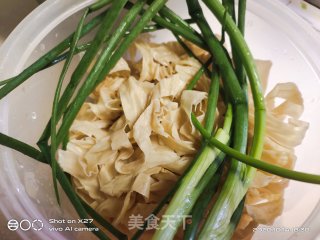 鸡肉香菇腐皮汤的做法步骤：4