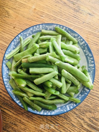豆角焖卤肉的做法步骤：1