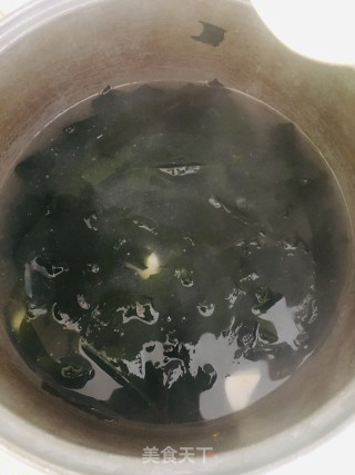 裙带菜咸蛋汤的做法步骤：3