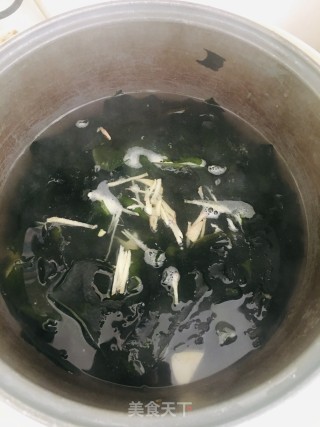 裙带菜咸蛋汤的做法步骤：4