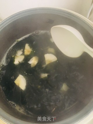 裙带菜咸蛋汤的做法步骤：5