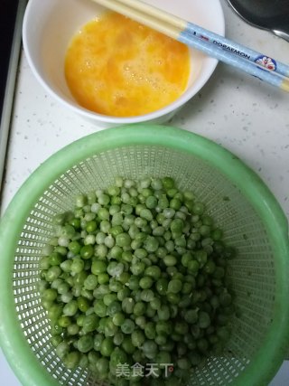 豌豆炒鸭蛋的做法步骤：1