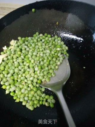 豌豆炒鸭蛋的做法步骤：4