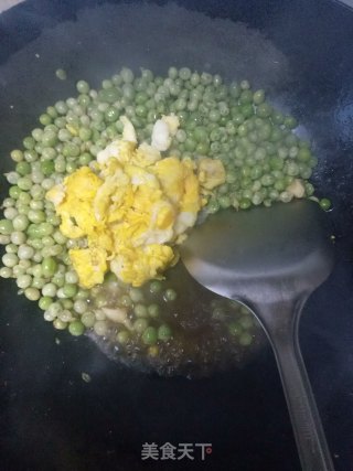 豌豆炒鸭蛋的做法步骤：6