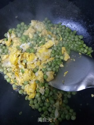 豌豆炒鸭蛋的做法步骤：7