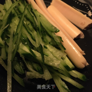 手抓饼卷鸡肉肠的做法步骤：4