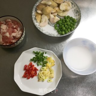 肉末豌豆炒菱角的做法步骤：1