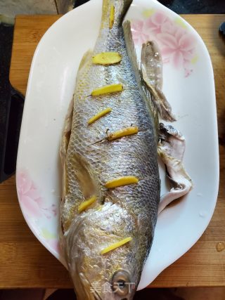 姜蒜汁浇蒸鱼的做法步骤：2