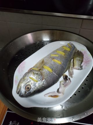 姜蒜汁浇蒸鱼的做法步骤：3