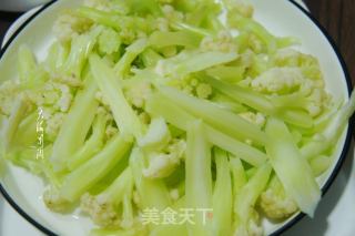 番茄炒有机菜花的做法步骤：2