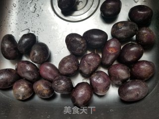 炒紫土豆丝的做法步骤：1