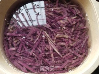 炒紫土豆丝的做法步骤：2