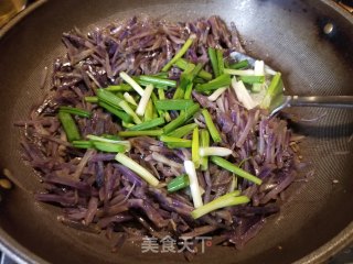 炒紫土豆丝的做法步骤：7