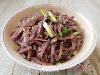 炒紫土豆丝的做法步骤：9