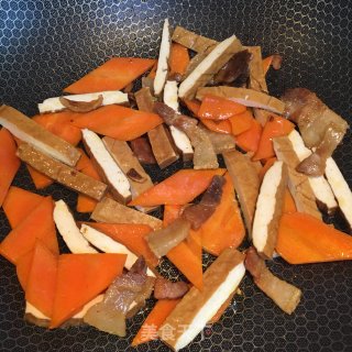 五花肉炒香干时蔬的做法步骤：6