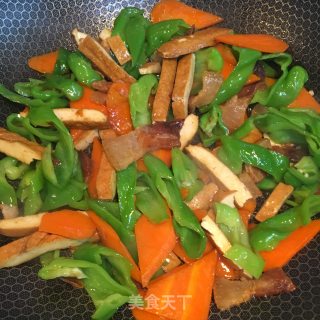 五花肉炒香干时蔬的做法步骤：7