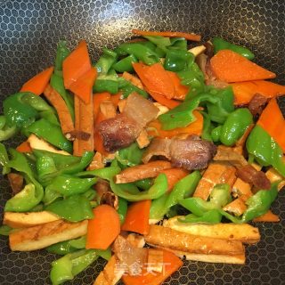 五花肉炒香干时蔬的做法步骤：8