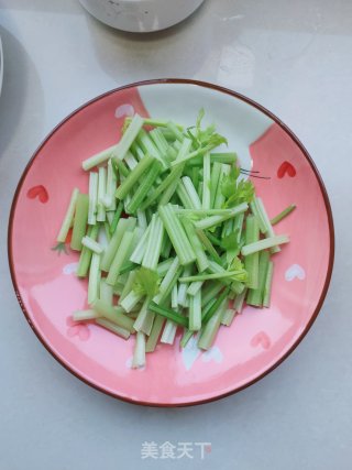 芹菜炒猪肝的做法步骤：2