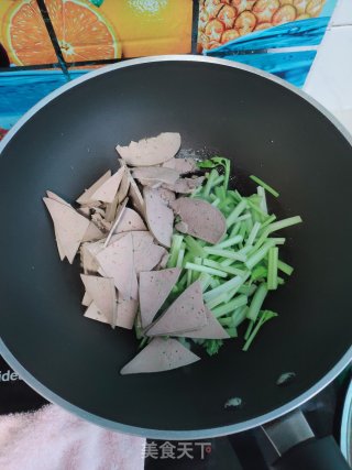 芹菜炒猪肝的做法步骤：6
