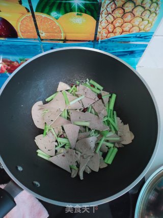 芹菜炒猪肝的做法步骤：7