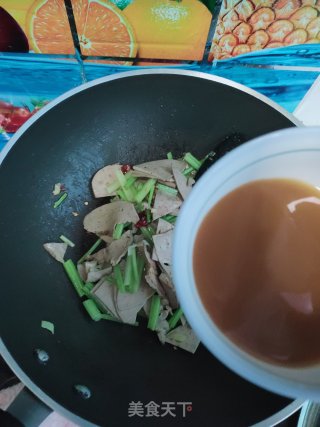 芹菜炒猪肝的做法步骤：8